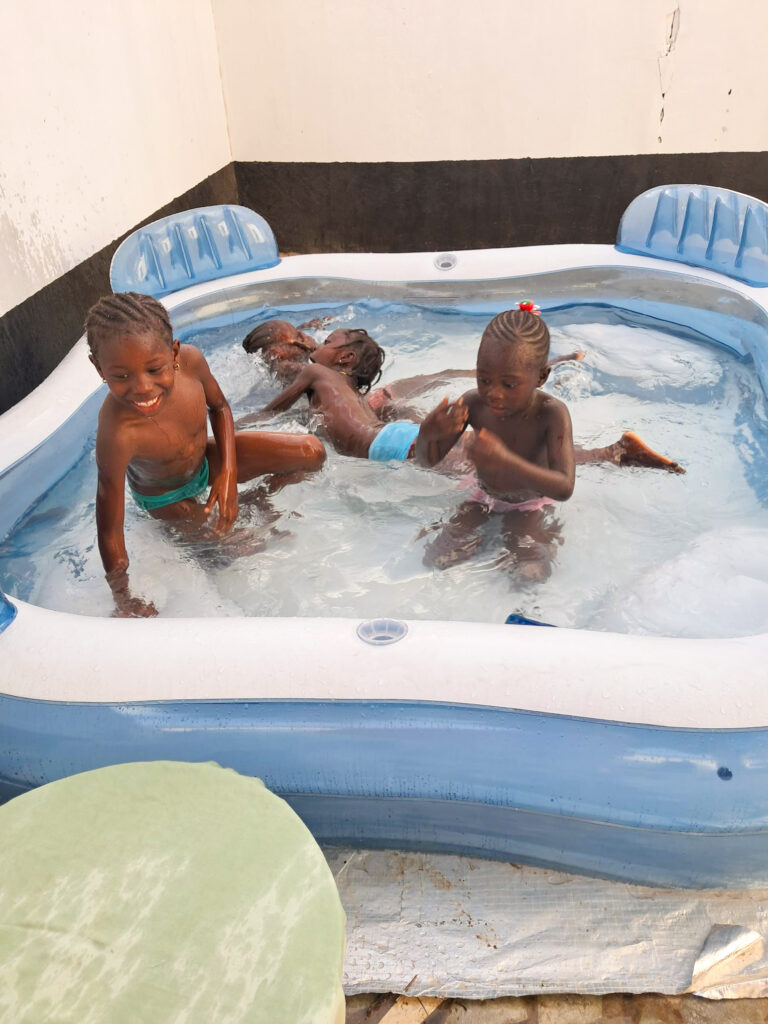Prijzen & Boeken zwembad kindjes gambia